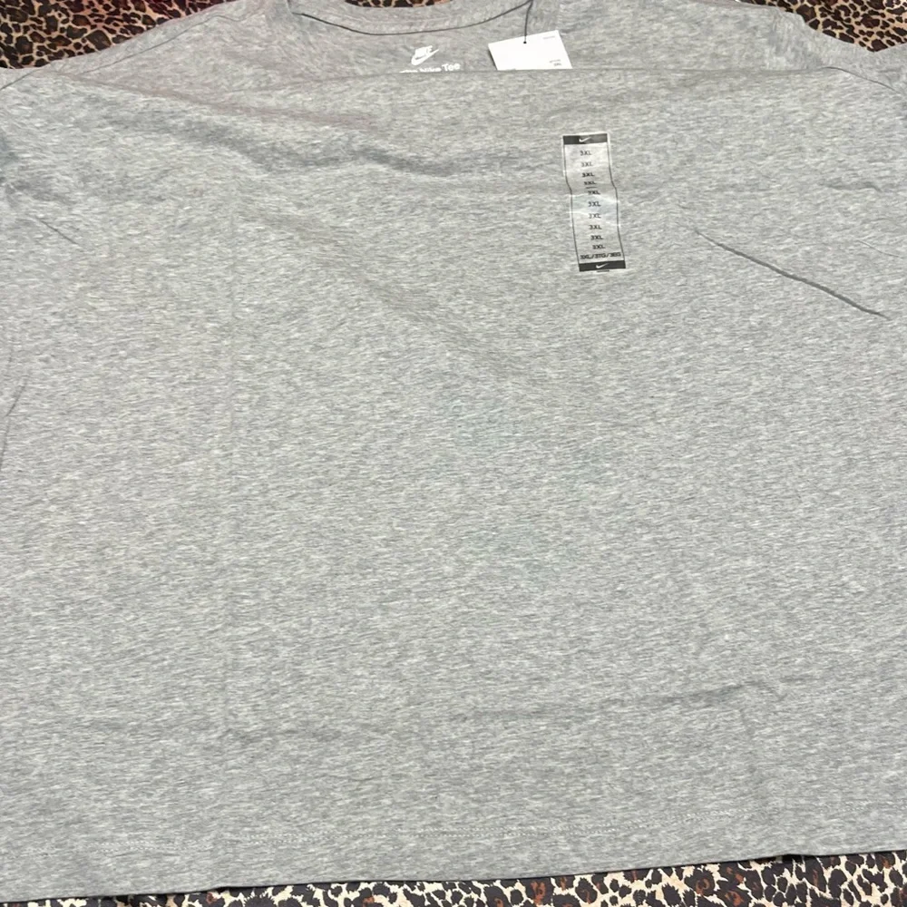 Nike Men's Heather Gray Short Sleeve Tee - Picture 8 of 12